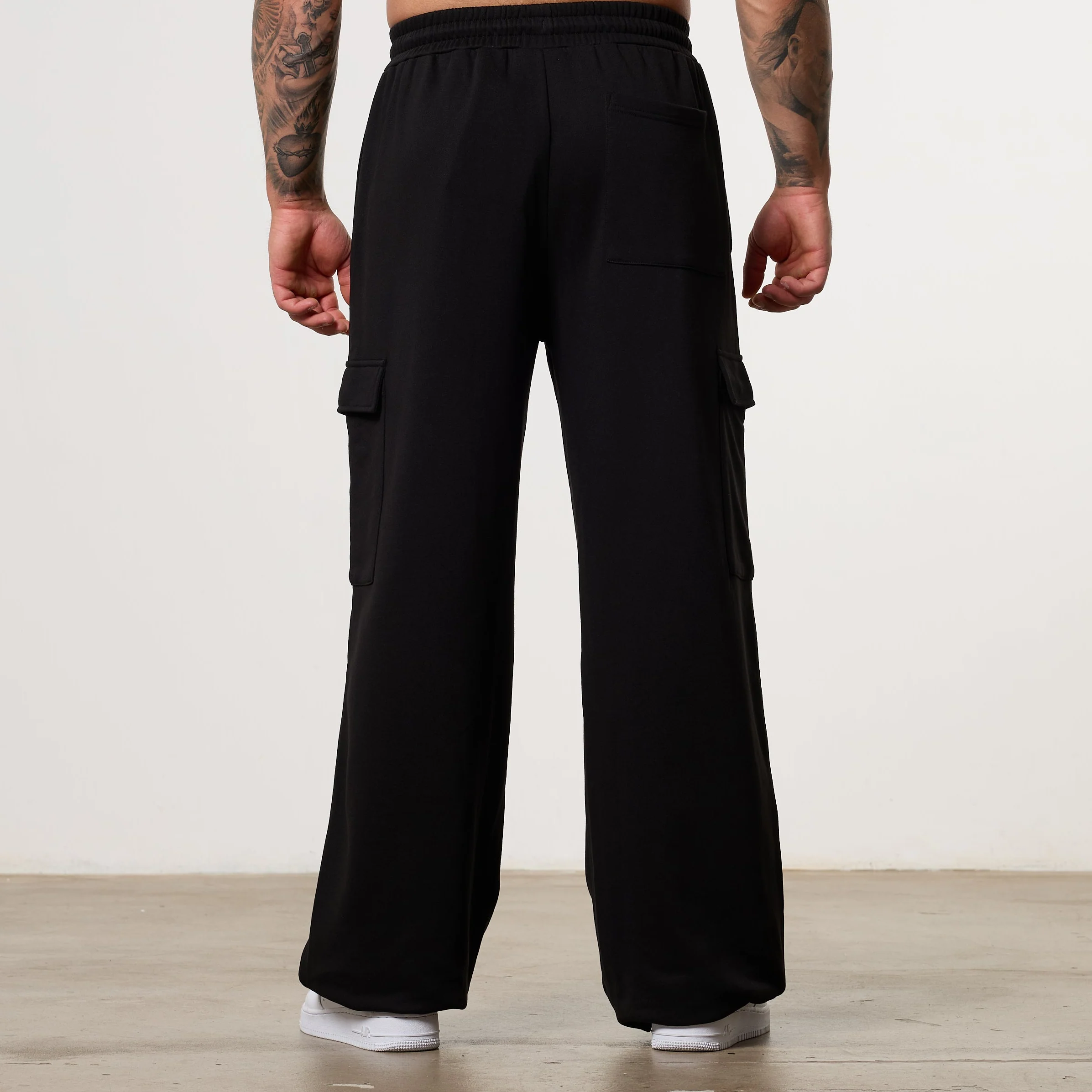 Essential BLACK BAGGY CARGO SWEATPANTS - Image 2