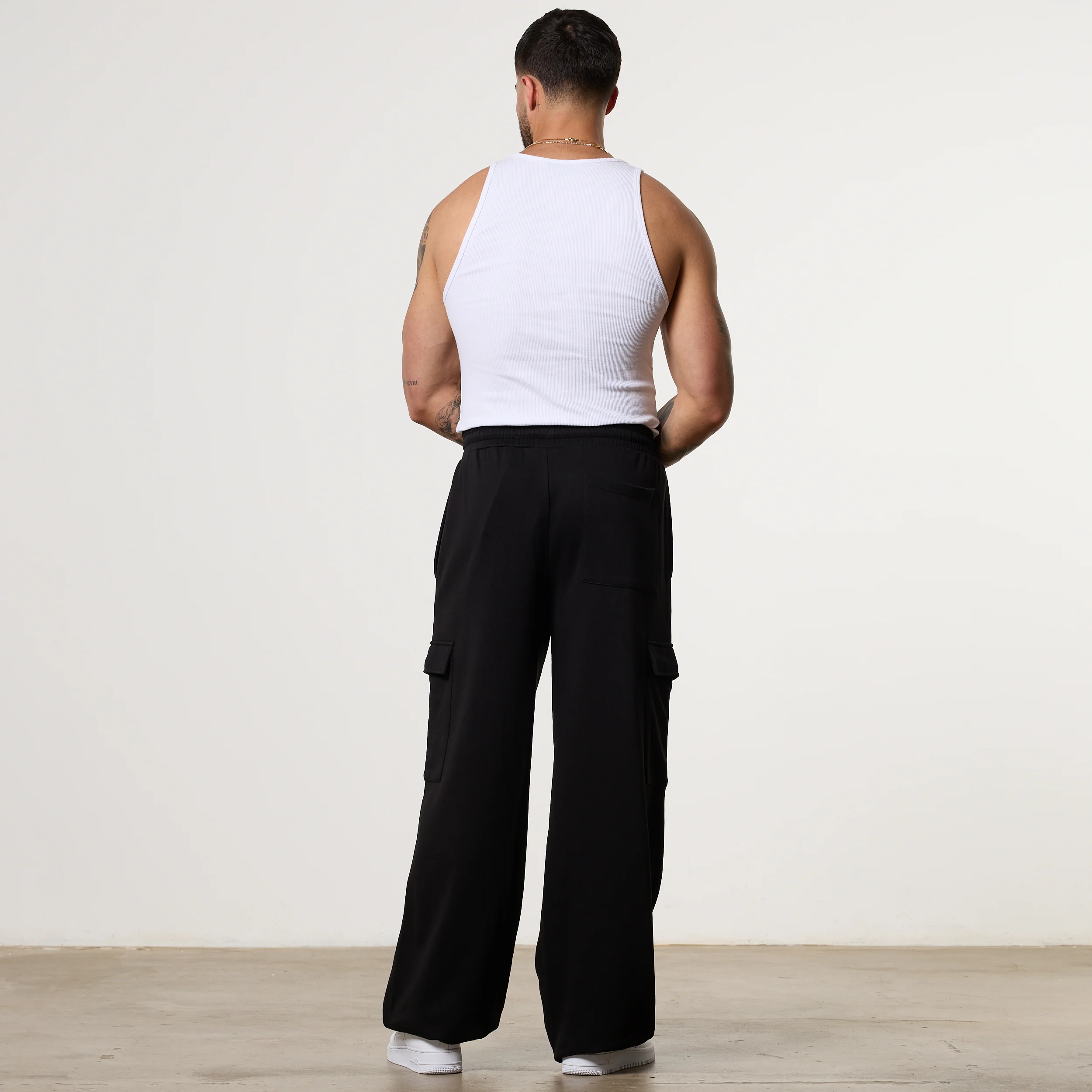 Essential BLACK BAGGY CARGO SWEATPANTS - Image 4