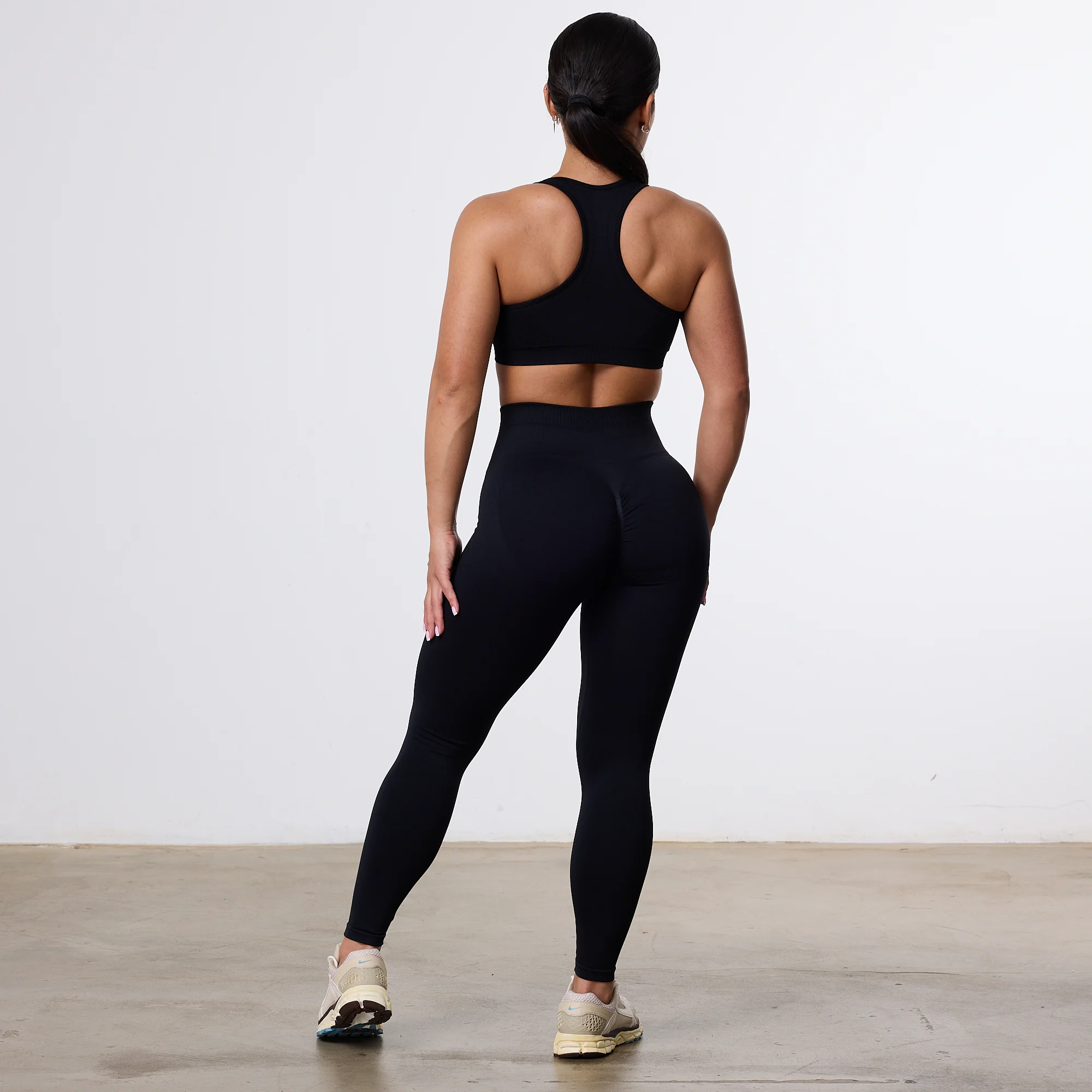 Vanquish Elevate Seamless Black Support Bra - Image 3